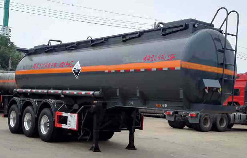 大力牌DLQ9407GFW型腐蝕性物品罐式運(yùn)輸半掛車(chē)