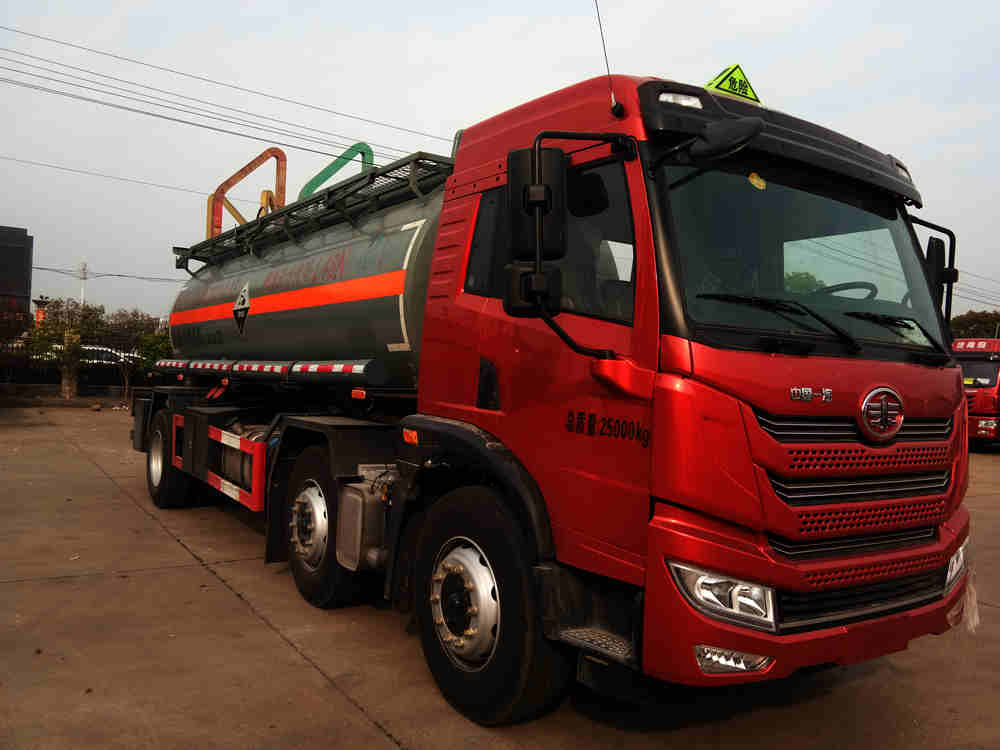 大力牌DLQ5259GFWC5型腐蝕性物品罐式運(yùn)輸車(chē)
