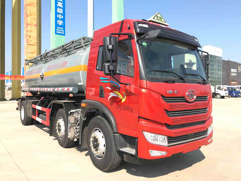 大力牌DLQ5269GFWC6型腐蝕性物品罐式運(yùn)輸車(chē)