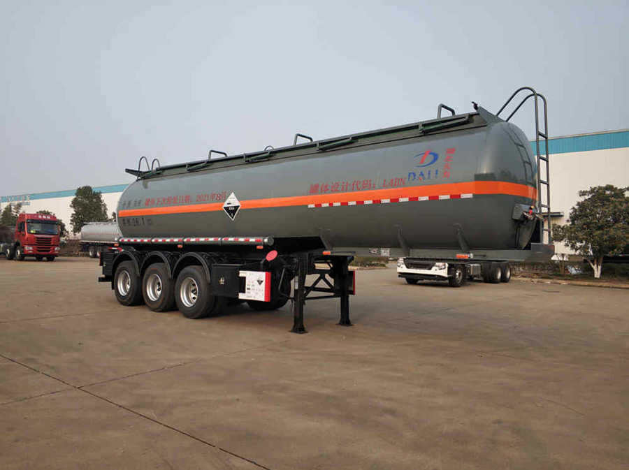 大力牌DLQ9406GFW型腐蝕性物品罐式運(yùn)輸半掛車(chē)