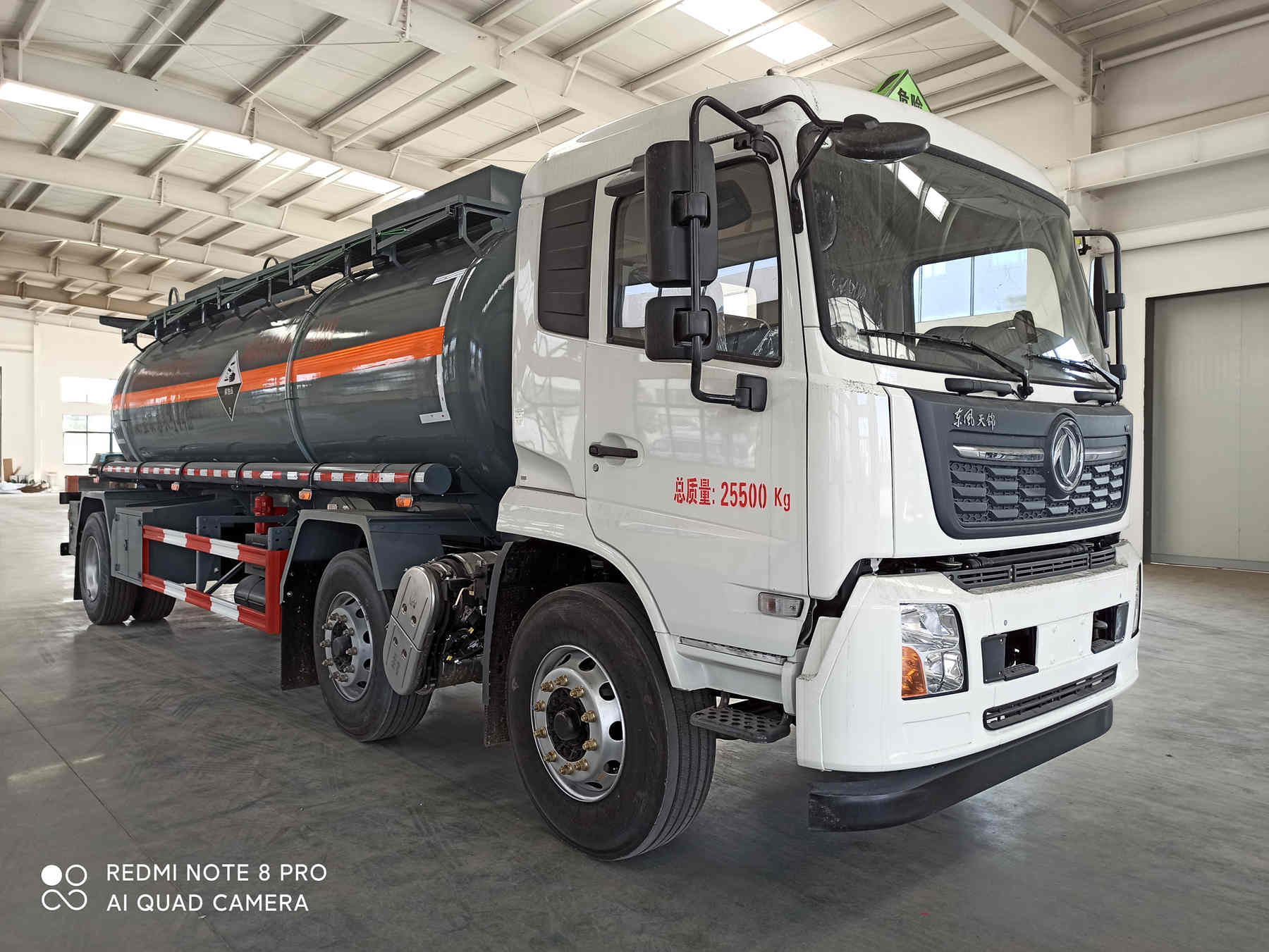 大力牌DLQ5260GFWD6型腐蝕性物品罐式運(yùn)輸車(chē)