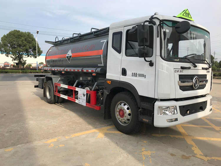大力牌DLQ5181GFWXP6型腐蝕性物品罐式運(yùn)輸車(chē)