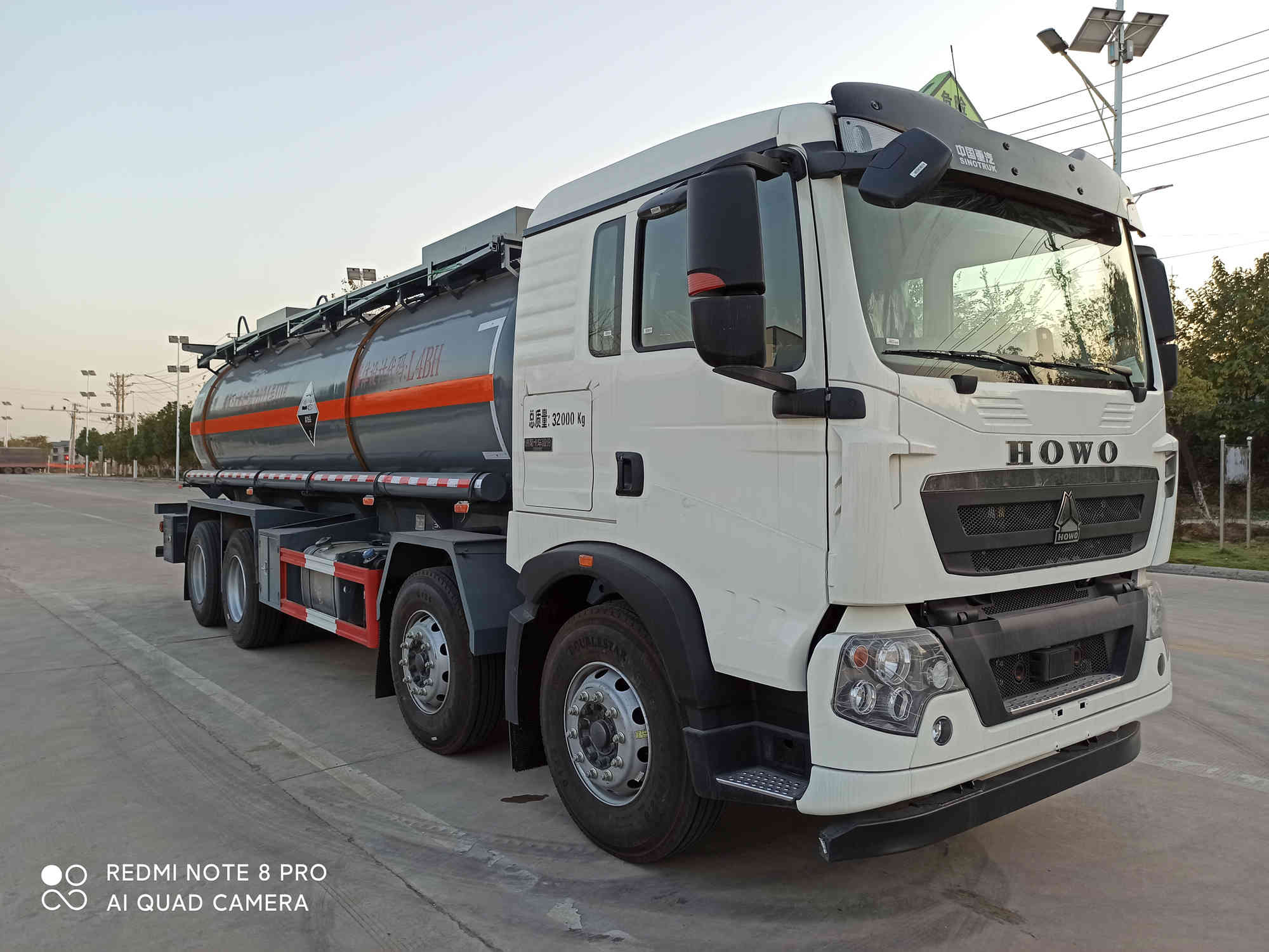 大力牌DLQ5320GFWZ6型腐蝕性物品罐式運(yùn)輸車(chē)
