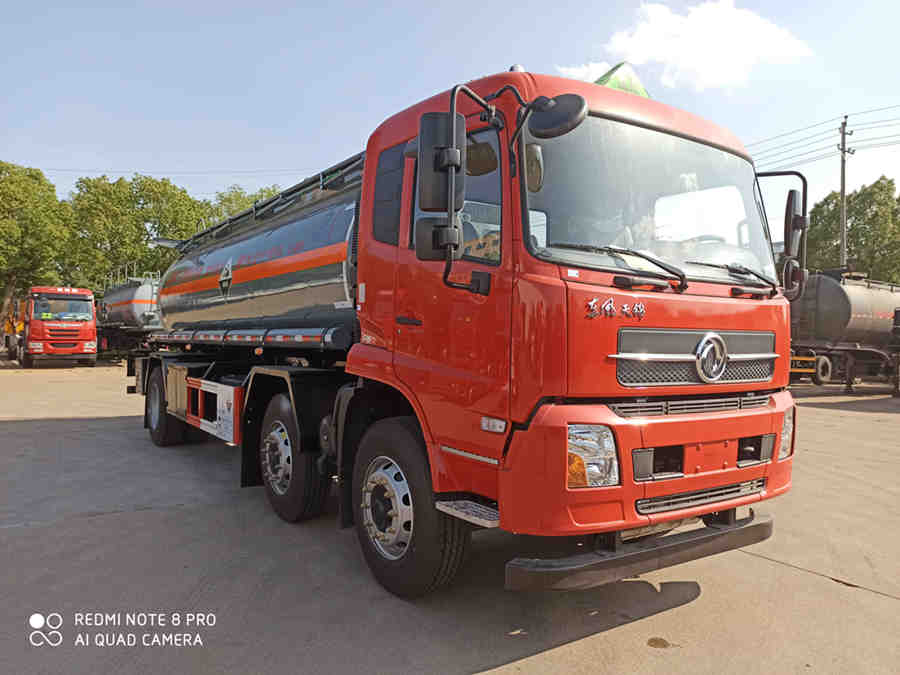 大力牌DLQ5251GFWD5型腐蝕性物品罐式運(yùn)輸車(chē)