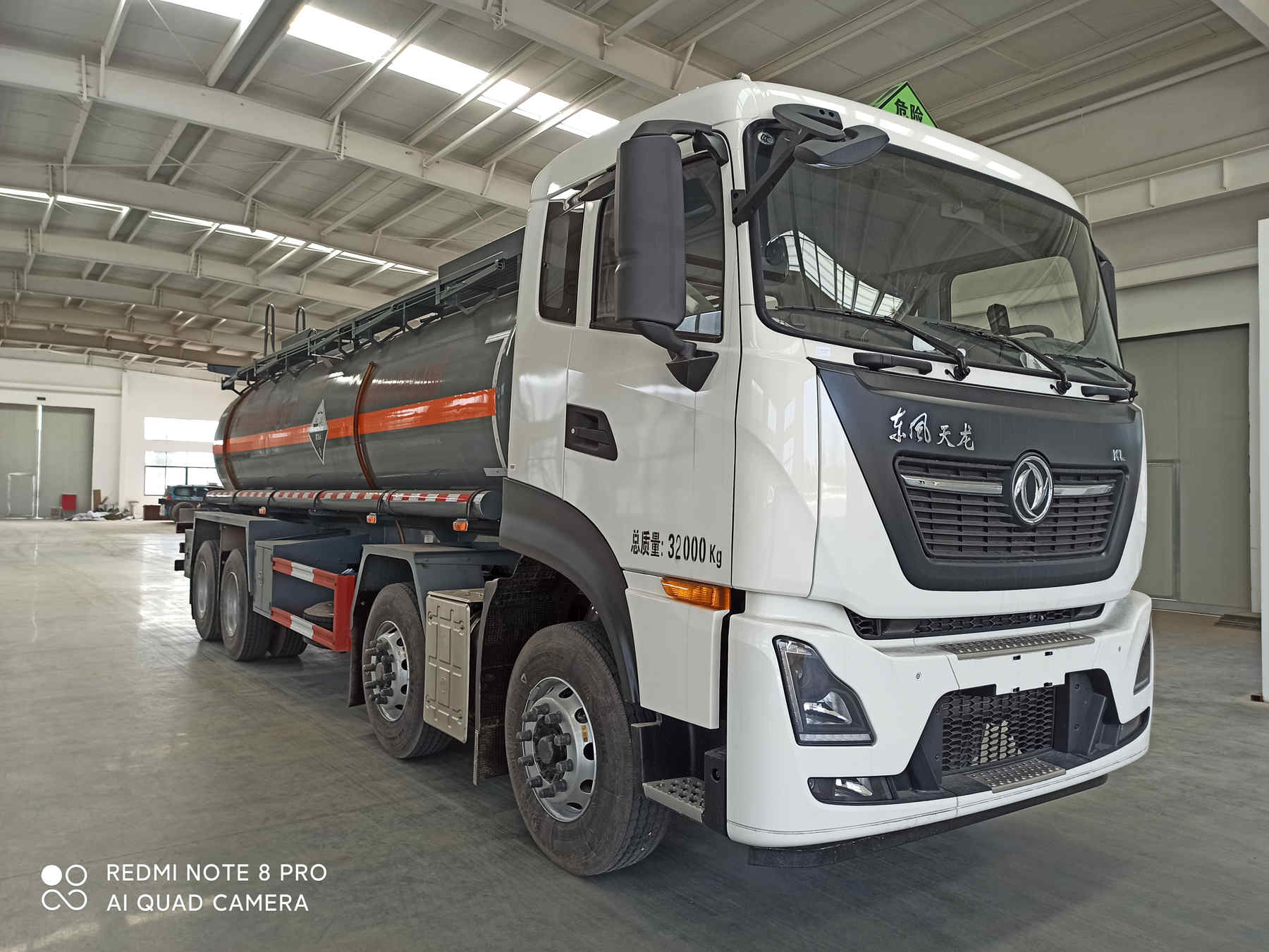 大力牌DLQ5320GFWD6型腐蝕性物品罐式運(yùn)輸車(chē)