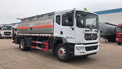 大力牌DLQ5181GFWXP型腐蝕性物品罐式運(yùn)輸車(chē)